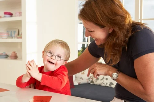 Une maman et son fils en situation de handicap